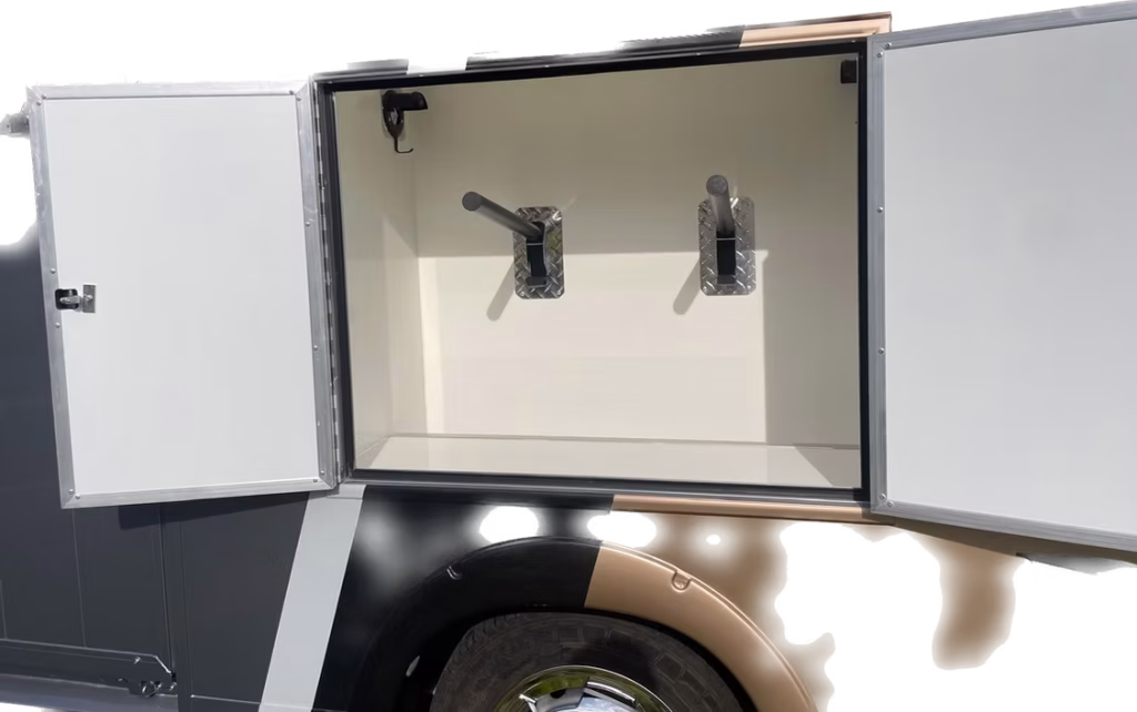 Double lever system on side of horsebox