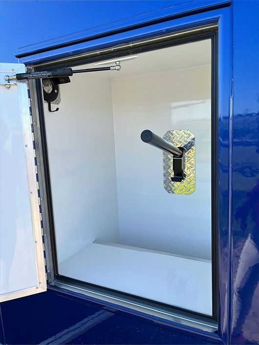 lever system for door on side of blue horsebox