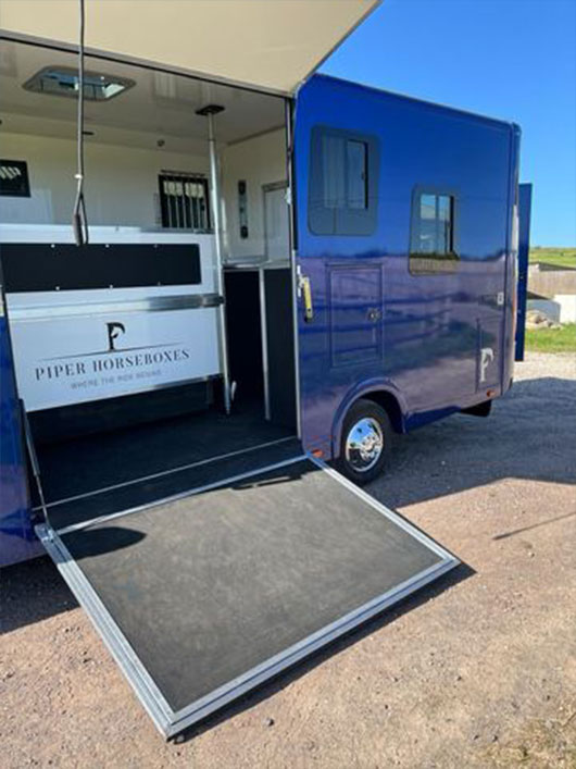 Piper Horseboxes Ltd horsebox ready for long-distance travel. Perfect for horse shows and travel.