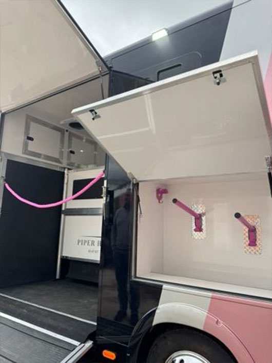 Double lever system for ramp on side of horsebox